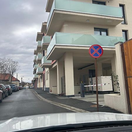 Becca'S Downtown Apartment With Private Parking Oradea Exterior photo