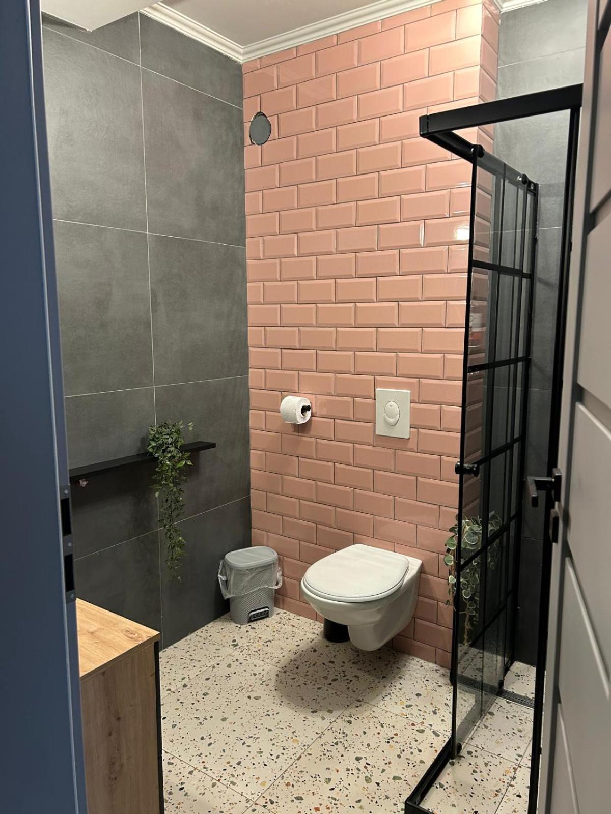 Becca'S Downtown Apartment With Private Parking Oradea Exterior photo