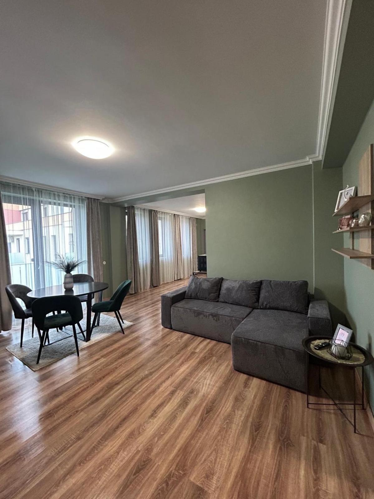 Becca'S Downtown Apartment With Private Parking Oradea Exterior photo